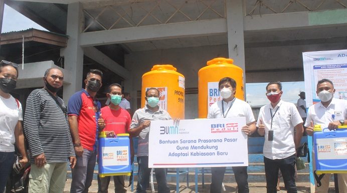 BRI Kalabahi Bantu Fasilitas Cuci Tangan di Pasar Pinca BRI Kalabahi Vierdhy Yosua R.B.S (tengah baju putih), Kadis Perdagangan Alor Muaz Abdulrachman Kamis foto bersama staf usai memasang fasilitas 3M di Pasar Kadelang, Jumat (5/2) pagi.