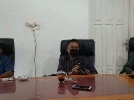 Pokir Ditolak, 3 Fraksi Jawab Kisruh Politik di DPRD Alor Ketua Fraksi NasDem Deni Padabang (kiri), Sekretaris Fraksi Gabungan Alor Bersatu Dony M. Mooy (tengah) dan Ketua Fraksi Alor Bersatu Lagani Jou (kanan), menggelar jumpa pers klarifikasi kisruh politik di Internal DPRD Alor, Kamis (4/2) di kantor DPRD, Batunirwala.