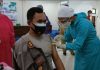 Pejabat Alor, Nakes dan Tokoh Agama Disuntik Vaksin Covid-19 Tahap I Kapolres Alor AKBP Agustinus Chrismas Try Suryanto disuntik Vaksin Covid-19 Tahap I, Senin (1/2/2021) di aula Gedung BPBD Alor, Kalabahi Kota.