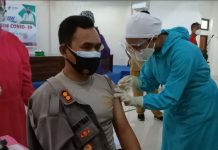 Pejabat Alor, Nakes dan Tokoh Agama Disuntik Vaksin Covid-19 Tahap I Kapolres Alor AKBP Agustinus Chrismas Try Suryanto disuntik Vaksin Covid-19 Tahap I, Senin (1/2/2021) di aula Gedung BPBD Alor, Kalabahi Kota.