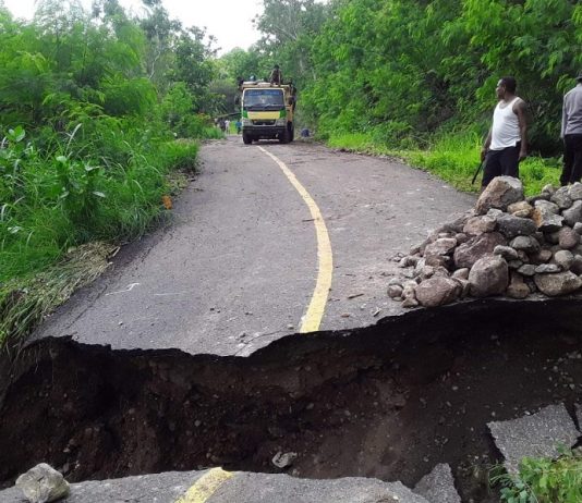 Jalan Negara Terputus, 200 KK Ikut Terdampak Bencana Banjir di Alor Timur Jalan Negara Kalabahi-Maritaing persisnya di pintu masuk Desa Maritaing terputus total akibat longsor yang terjadi pada Senin (1/2/2021) malam di Desa Maritaing Kecamatan Alor Timur Kabupaten Alor, NTT.