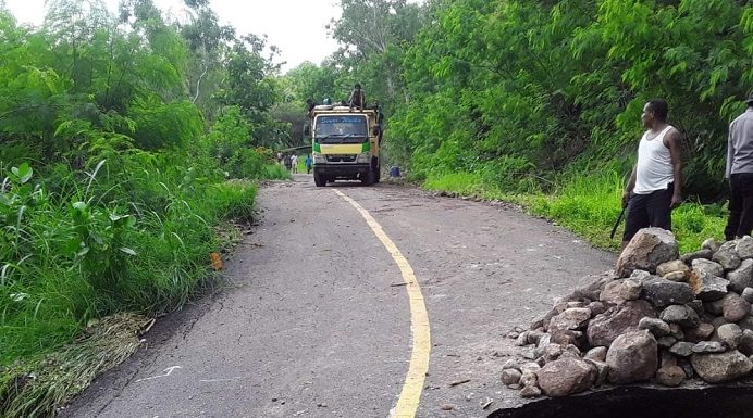 Jalan Negara Terputus, 200 KK Ikut Terdampak Bencana Banjir di Alor Timur Jalan Negara Kalabahi-Maritaing persisnya di pintu masuk Desa Maritaing terputus total akibat longsor yang terjadi pada Senin (1/2/2021) malam di Desa Maritaing Kecamatan Alor Timur Kabupaten Alor, NTT.