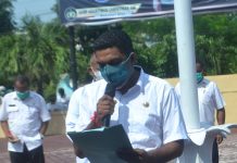 Tuduh ada Permufakatan Jahat di Mutasi Staf, Pemkab Desak Polisi Tahan Ketua DPRD Alor Kabag Hukum Setda Alor Marianus Adang, SH, membaca pernyataan sikap Pemkab Alor pada aksi unjuk rasa, Rabu (10/2) pagi di Polres Alor. Salah satu isi pernyataan sikapnya Pemkab mendesak Polisi segera proses hukum Ketua DPRD Alor Enny Anggrek secara obyektif dan transparan.