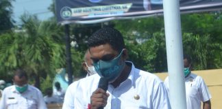 Tuduh ada Permufakatan Jahat di Mutasi Staf, Pemkab Desak Polisi Tahan Ketua DPRD Alor Kabag Hukum Setda Alor Marianus Adang, SH, membaca pernyataan sikap Pemkab Alor pada aksi unjuk rasa, Rabu (10/2) pagi di Polres Alor. Salah satu isi pernyataan sikapnya Pemkab mendesak Polisi segera proses hukum Ketua DPRD Alor Enny Anggrek secara obyektif dan transparan.