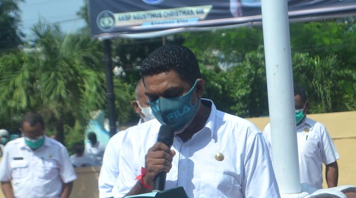 Tuduh ada Permufakatan Jahat di Mutasi Staf, Pemkab Desak Polisi Tahan Ketua DPRD Alor Kabag Hukum Setda Alor Marianus Adang, SH, membaca pernyataan sikap Pemkab Alor pada aksi unjuk rasa, Rabu (10/2) pagi di Polres Alor. Salah satu isi pernyataan sikapnya Pemkab mendesak Polisi segera proses hukum Ketua DPRD Alor Enny Anggrek secara obyektif dan transparan.