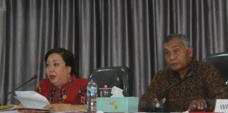 Respon Laporan Pemkab, Ketua DPRD Alor Tegaskan Siap Hadapi Proses Hukum Ketua DPRD Alor Enny Anggrek, SH (kiri) dan Wakil Ketua DPRD Alor Sulaiman Singh, SH memimpin sidang paripurna di DPRD Alor waktu lalu.