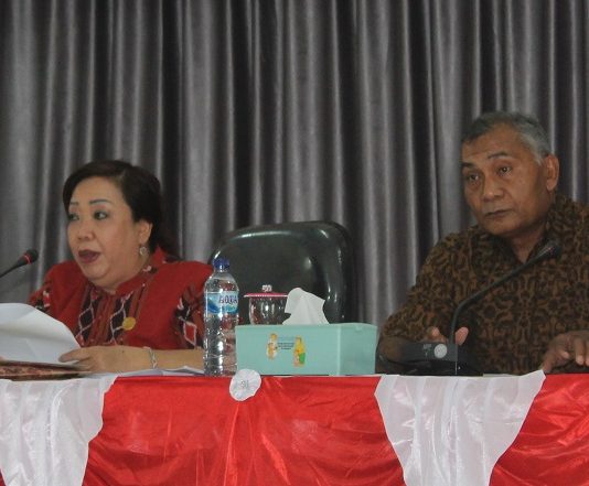 Respon Laporan Pemkab, Ketua DPRD Alor Tegaskan Siap Hadapi Proses Hukum Ketua DPRD Alor Enny Anggrek, SH (kiri) dan Wakil Ketua DPRD Alor Sulaiman Singh, SH memimpin sidang paripurna di DPRD Alor waktu lalu.