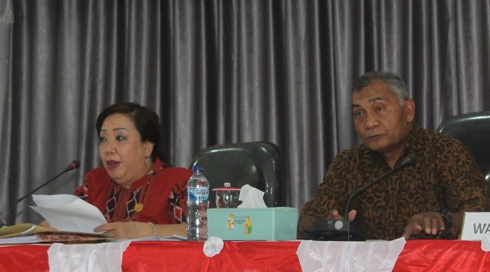 Respon Laporan Pemkab, Ketua DPRD Alor Tegaskan Siap Hadapi Proses Hukum Ketua DPRD Alor Enny Anggrek, SH (kiri) dan Wakil Ketua DPRD Alor Sulaiman Singh, SH memimpin sidang paripurna di DPRD Alor waktu lalu.