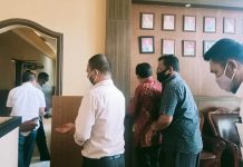 PDIP Alor Temui Kapolres Tanya Kasus Surat PAW Palsu Anggota DPRD DPC PDIP Alor NTT sedang berjalan masuk ke ruangan Kapolres Alor AKBP Agustinus Chrismas Try Suryanto untuk berdialog soal mandeknya laporan pidana surat PAW palsu anggota DPRD Walter Datemoli, Senin (1/2/2021) di Mapolres Alor, Kalabahi Kota.