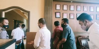 PDIP Alor Temui Kapolres Tanya Kasus Surat PAW Palsu Anggota DPRD DPC PDIP Alor NTT sedang berjalan masuk ke ruangan Kapolres Alor AKBP Agustinus Chrismas Try Suryanto untuk berdialog soal mandeknya laporan pidana surat PAW palsu anggota DPRD Walter Datemoli, Senin (1/2/2021) di Mapolres Alor, Kalabahi Kota.