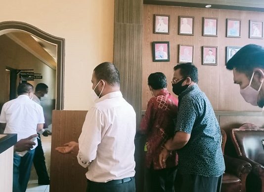 PDIP Alor Temui Kapolres Tanya Kasus Surat PAW Palsu Anggota DPRD DPC PDIP Alor NTT sedang berjalan masuk ke ruangan Kapolres Alor AKBP Agustinus Chrismas Try Suryanto untuk berdialog soal mandeknya laporan pidana surat PAW palsu anggota DPRD Walter Datemoli, Senin (1/2/2021) di Mapolres Alor, Kalabahi Kota.