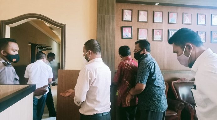 PDIP Alor Temui Kapolres Tanya Kasus Surat PAW Palsu Anggota DPRD DPC PDIP Alor NTT sedang berjalan masuk ke ruangan Kapolres Alor AKBP Agustinus Chrismas Try Suryanto untuk berdialog soal mandeknya laporan pidana surat PAW palsu anggota DPRD Walter Datemoli, Senin (1/2/2021) di Mapolres Alor, Kalabahi Kota.