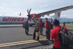 Buntut Kisruh, Pengurus DPC PDIP Alor Dipanggil Emi Nomleni Pengurus PDIP Alor naik pesawat di Bandara Mali ke Kupang, Kamis (11/2) menyusul pemanggilan Ketua DPD NTT Emilia Nomleni.