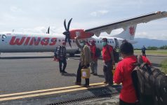 Pengurus PDIP Alor naik pesawat di Bandara Mali ke Kupang, Kamis (11/2) menyusul pemanggilan Ketua DPD NTT Emilia Nomleni.
