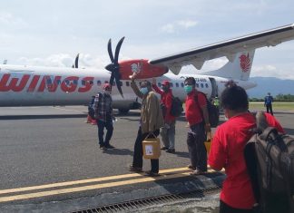 Buntut Kisruh, Pengurus DPC PDIP Alor Dipanggil Emi Nomleni Pengurus PDIP Alor naik pesawat di Bandara Mali ke Kupang, Kamis (11/2) menyusul pemanggilan Ketua DPD NTT Emilia Nomleni.