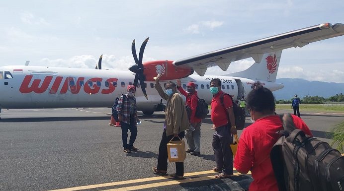 Buntut Kisruh, Pengurus DPC PDIP Alor Dipanggil Emi Nomleni Pengurus PDIP Alor naik pesawat di Bandara Mali ke Kupang, Kamis (11/2) menyusul pemanggilan Ketua DPD NTT Emilia Nomleni.