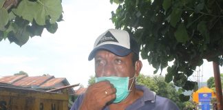 Bupati Alor Perintah Dinas PUPR Perbaiki Jalan Negara dan Tanggul di Desa Maritaing Sekretaris Dinas PUPR Kabupaten Alor, Anthon Frederik Mokoni, SP, ketika bersama stafnya melakukan pengerukan sampah yang tersumbat di dalam saluran air di Lipa Kalabahi, Jumat (5/2).