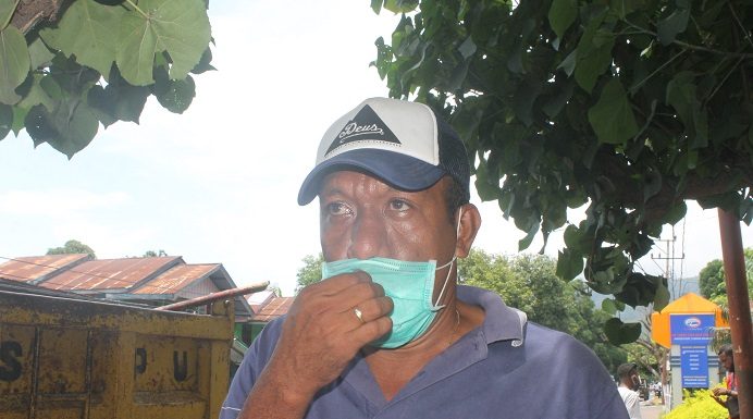 Bupati Alor Perintah Dinas PUPR Perbaiki Jalan Negara dan Tanggul di Desa Maritaing Sekretaris Dinas PUPR Kabupaten Alor, Anthon Frederik Mokoni, SP, ketika bersama stafnya melakukan pengerukan sampah yang tersumbat di dalam saluran air di Lipa Kalabahi, Jumat (5/2).