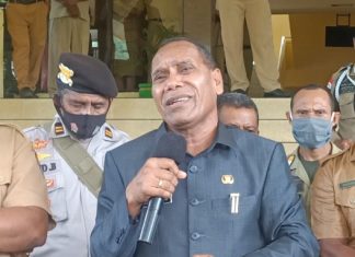Bebas Corona, Pemda Alor Tambah DAU 8% Tangani Covid-19 Bupati Alor Drs. Amon Djobo ketika berdialog dengan aktivis GMNI soal pertanggungjawaban dana Covid-19, Senin (15/3) di kantor Bupati, Batunirwala.