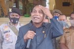 Bupati Alor ke GMNI: Saya Tidak Urus Uang Covid, Kalau Urus Perempuan ya Sudah Bupati Alor Drs. Amon Djobo ketika berdialog dengan aktivis GMNI soal dana Covid-19, Senin (15/3) di kantor Bupati Alor, Batunirwala.