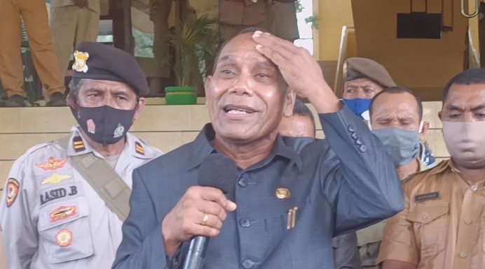 Netizen Kecam Pernyataan Bupati Alor Sebut Tidak Urus Dana Covid-19 Malah Urus Perempuan Bupati Alor Drs. Amon Djobo ketika berdialog dengan aktivis GMNI soal dana Covid-19, Senin (15/3) di kantor Bupati Alor, Batunirwala.