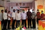 DPK PRIMA Sikka Disambut Hangat Kesbangpol dan KPUD DPK Prima Sikka (seragam hitam putih) berfoto bersama Komisioner dan staf KUPD