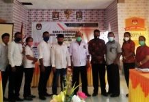 DPK PRIMA Sikka Disambut Hangat Kesbangpol dan KPUD DPK Prima Sikka (seragam hitam putih) berfoto bersama Komisioner dan staf KUPD
