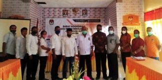 DPK PRIMA Sikka Disambut Hangat Kesbangpol dan KPUD DPK Prima Sikka (seragam hitam putih) berfoto bersama Komisioner dan staf KUPD