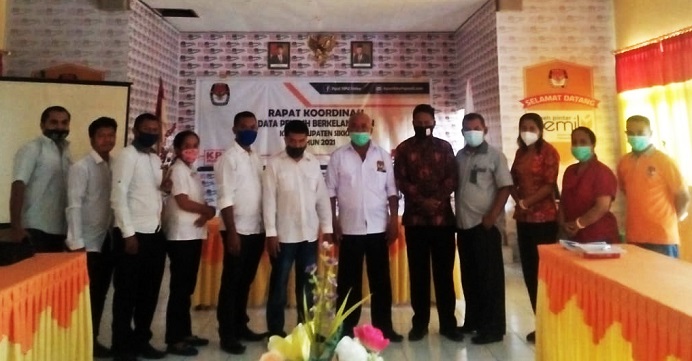 DPK Prima Sikka (seragam hitam putih) berfoto bersama Komisioner dan staf KUPD