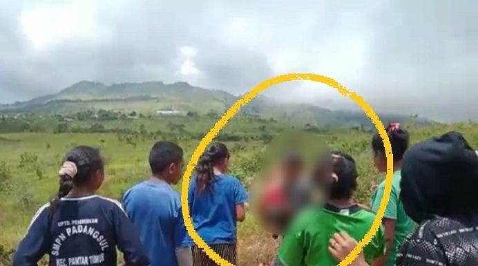 Lagi, 2 Bocah 4 Tahun di Alor Tewas Tenggelam di Embung Balai Besar Wilayah Sungai NTT Warga Desa Kaerah evakuasi korban tewas di embung milik Balai Besar Wilayah Sungai Provinsi NTT, Jumat (5/3/2021) siang.