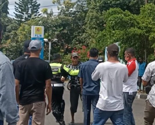 Bentrok!! Aksi FAKK di Mapolres Alor Tuntut Proses Hukum Ketua DPRD Polisi amankan oknum warga Alor yang berusaha bentrok dengan aktivis FAKK pada unjuk rasa, Rabu (10/3) di Mapolres Alor.