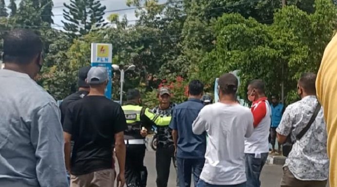 Bentrok!! Aksi FAKK di Mapolres Alor Tuntut Proses Hukum Ketua DPRD Polisi amankan oknum warga Alor yang berusaha bentrok dengan aktivis FAKK pada unjuk rasa, Rabu (10/3) di Mapolres Alor.
