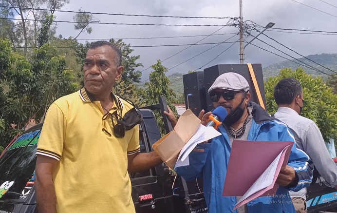 Aktivis FAKK, Lomboan Djahamou dan Pontius Walimau ketika berorasi di Mapolres Alor, Rabu (10/3).