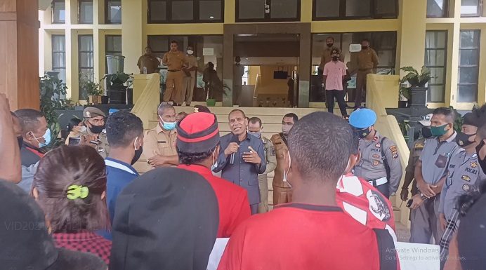 GMNI Desak Pemda Alor Beberkan Penggunaan Dana Covid-19 ke Publik Bupati Alor Drs. Amon Djobo berdialog dengan aktivis GMNI soal dana Covid-19, Senin (15/3) di kantor Bupati Alor, Batunirwala.