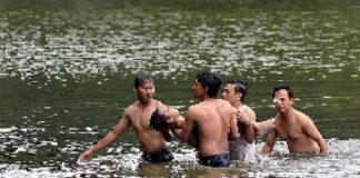 Bocah 11 Tahun di Alor Tewas Tenggelam di Embung Gambar: Ilustrasi pertolongan korban anak di sungai. (Sumber: republika.co.id).