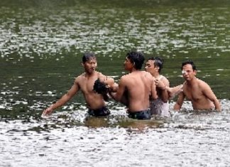 Bocah 11 Tahun di Alor Tewas Tenggelam di Embung Gambar: Ilustrasi pertolongan korban anak di sungai. (Sumber: republika.co.id).
