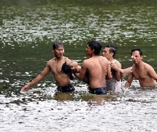 Bocah 11 Tahun di Alor Tewas Tenggelam di Embung Gambar: Ilustrasi pertolongan korban anak di sungai. (Sumber: republika.co.id).