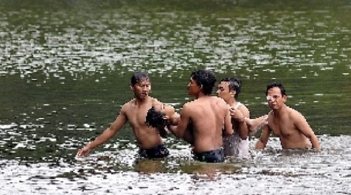 Bocah 11 Tahun di Alor Tewas Tenggelam di Embung Gambar: Ilustrasi pertolongan korban anak di sungai. (Sumber: republika.co.id).