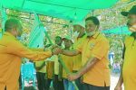 Lantik 8 PAC, Ketua Hanura Alor Tegaskan Tak Ada Dualisme di Partainya Ketua DPC Hanura Alor Melki Tubatonu menyerahkan bendera partai kepada salah satu Ketua PAC pada acara pelantikan 8 PAC, Jumat (8/3/21) di kediaman Anggota DPRD Alor Yusak Olang, Batunirwala.