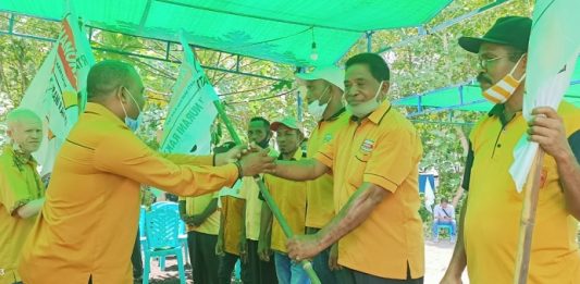 Lantik 8 PAC, Ketua Hanura Alor Tegaskan Tak Ada Dualisme di Partainya Ketua DPC Hanura Alor Melki Tubatonu menyerahkan bendera partai kepada salah satu Ketua PAC pada acara pelantikan 8 PAC, Jumat (8/3/21) di kediaman Anggota DPRD Alor Yusak Olang, Batunirwala.