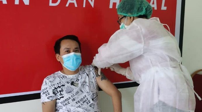 Sembuh dari Covid-19, Anggota DPRD NTT Rocky Winaryo Kini Disuntik Vaksin Corona