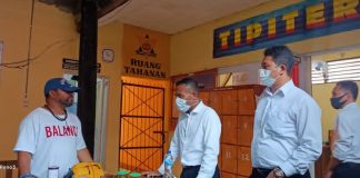 Tersangka Kasus ITE Lomboan Djahamou Diperiksa Polisi 4 Jam Tersangka Lomboan Djahamou (ujung kiri) berbincang-bincang dengan Kasat Serse Iptu Mansur Mosa (kedua kiri) usai diperiksa penyidik Tipiter Polres Alor, Senin (1/3) siang.