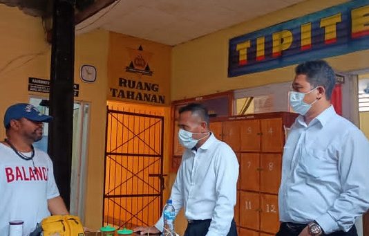 Tersangka Kasus ITE Lomboan Djahamou Diperiksa Polisi 4 Jam Tersangka Lomboan Djahamou (ujung kiri) berbincang-bincang dengan Kasat Serse Iptu Mansur Mosa (kedua kiri) usai diperiksa penyidik Tipiter Polres Alor, Senin (1/3) siang.