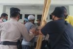 Ricuh!! Tuntut Enny Anggrek Mundur, Aktivis Hampir Segel Gedung DPRD Alor Polisi mengamankan aktivis FAKK Lomboan Djahamou, saat hendak menyegel kantor DPRD, Rabu (10/3/21).