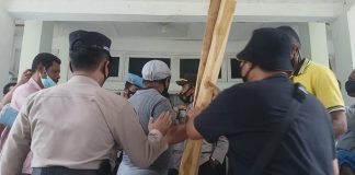 Ricuh!! Tuntut Enny Anggrek Mundur, Aktivis Hampir Segel Gedung DPRD Alor Polisi mengamankan aktivis FAKK Lomboan Djahamou, saat hendak menyegel kantor DPRD, Rabu (10/3/21).