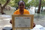 Raih Penghargaan Internasional dalam Isu Konservasi Mangrove, Perempuan NTT ini Rindu Temui Jokowi Martha Lotang, memegang Sertikat yang diberikan oleh Duta Besar Amerika Serikat di Manado pada tahun 2014 karena ia keluar sebagai peserta terbaik dalam upaya konservasi Mangrove di pulau Alor Provinsi NTT.