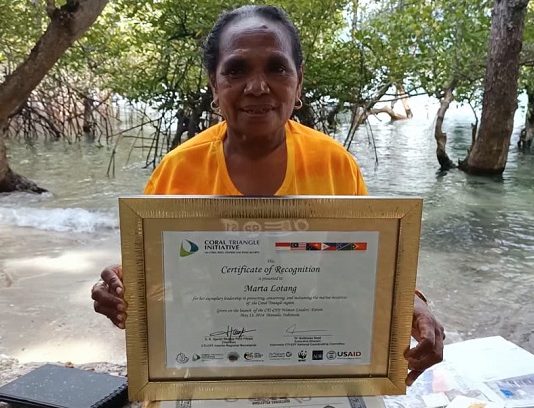 Raih Penghargaan Internasional dalam Isu Konservasi Mangrove, Perempuan NTT ini Rindu Temui Jokowi Martha Lotang, memegang Sertikat yang diberikan oleh Duta Besar Amerika Serikat di Manado pada tahun 2014 karena ia keluar sebagai peserta terbaik dalam upaya konservasi Mangrove di pulau Alor Provinsi NTT.