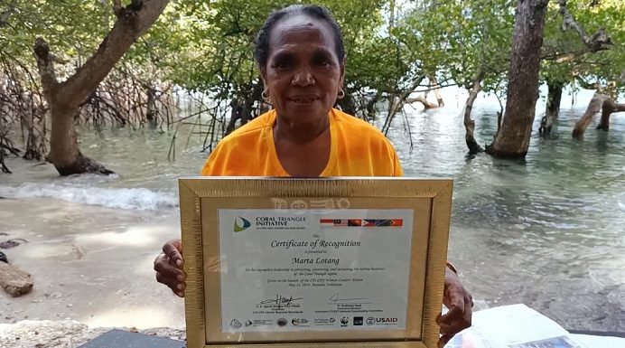 Raih Penghargaan Internasional dalam Isu Konservasi Mangrove, Perempuan NTT ini Rindu Temui Jokowi Martha Lotang, memegang Sertikat yang diberikan oleh Duta Besar Amerika Serikat di Manado pada tahun 2014 karena ia keluar sebagai peserta terbaik dalam upaya konservasi Mangrove di pulau Alor Provinsi NTT.