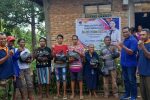 Reses, Anggota DPR RI Julie Sutrisno Laiskodat Bantu Sembako di Dapil Alor Anggota DPRD Alor Marthen Blegur (kedua kanan), menyerahkan paket sembako bantuan Anggota DPR RI Julie Sutrisno Laiskodat kepada masyarakat Desa Mauta Kecamatan Pantar Tengah, Kamis (4/3).