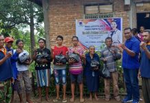 Reses, Anggota DPR RI Julie Sutrisno Laiskodat Bantu Sembako di Dapil Alor Anggota DPRD Alor Marthen Blegur (kedua kanan), menyerahkan paket sembako bantuan Anggota DPR RI Julie Sutrisno Laiskodat kepada masyarakat Desa Mauta Kecamatan Pantar Tengah, Kamis (4/3).